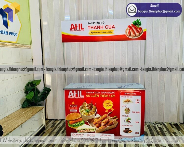 Booth sắt trưng bày sản phẩm mới có in logo