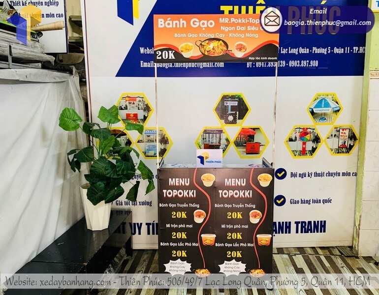 Giá mẫu kệ bán bánh gấp gọn trên vỉa hè