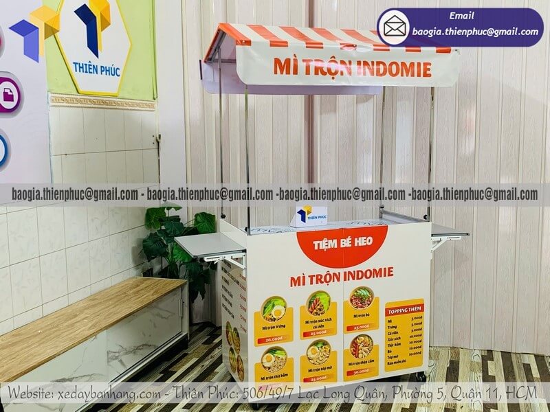 Kệ bán mì trộn hàng rong gấp xếp có thêm mái che cho lễ hội sinh hoạt ngoài trời