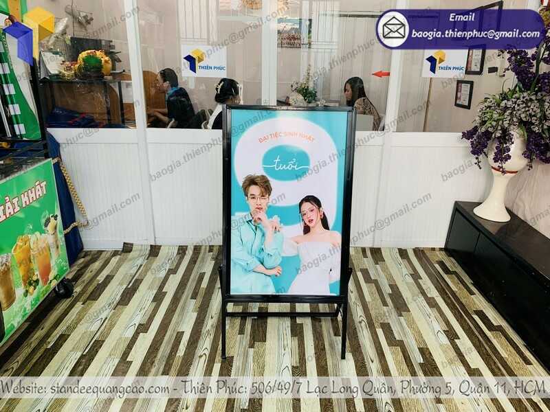 standee chân xếp