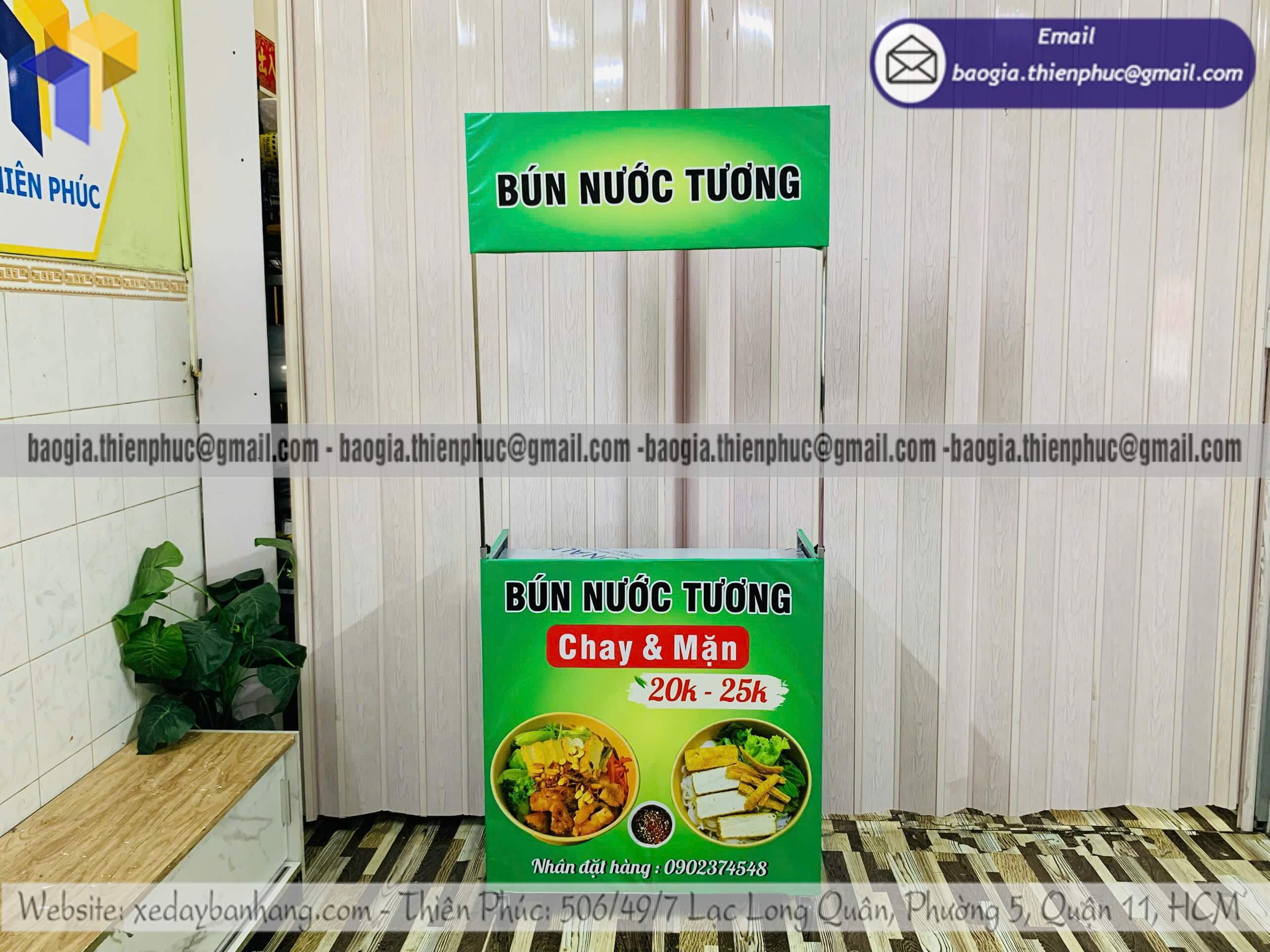 Xe lắp ráp bán bún nước tương trên vỉa hè xếp gọn